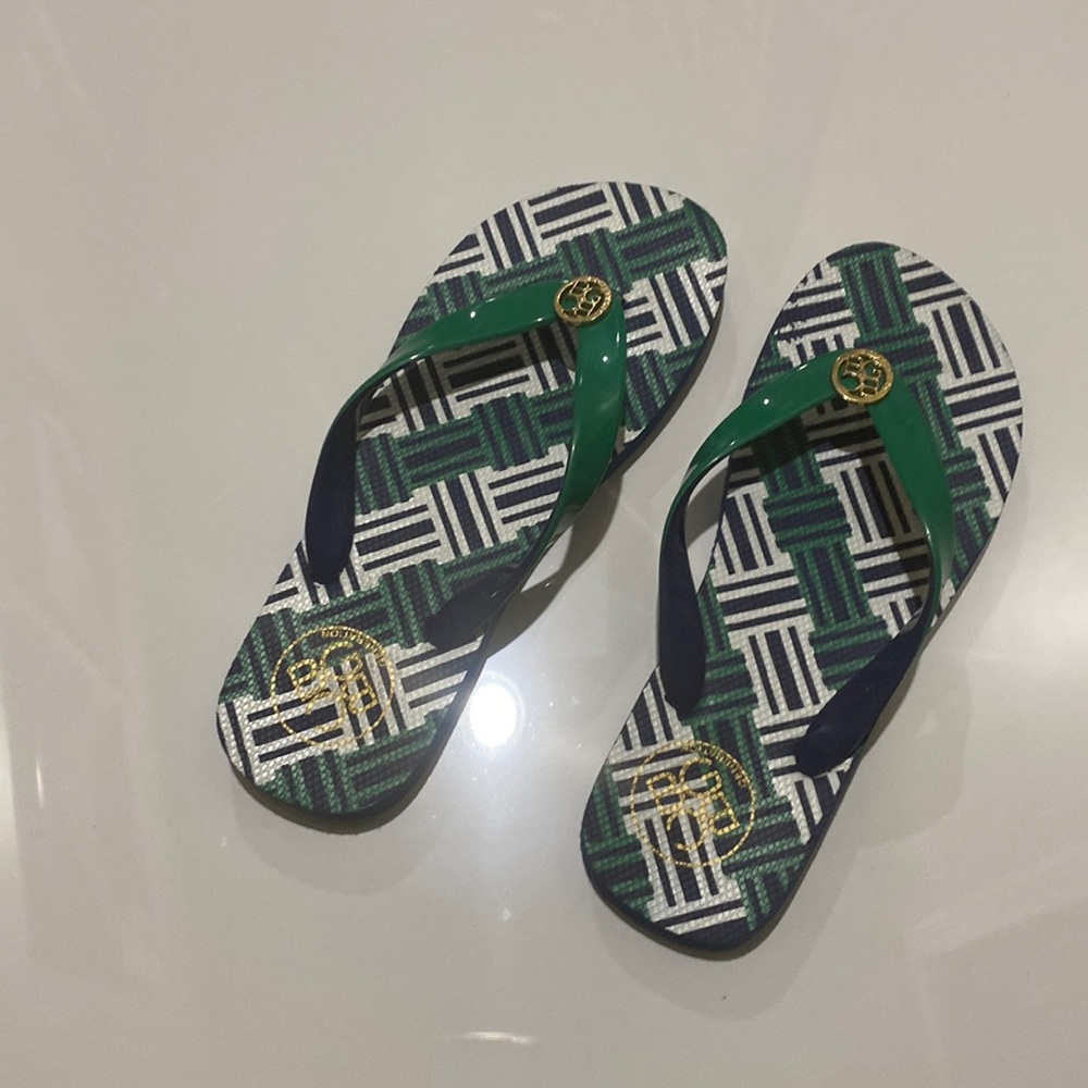 BCBG Kelly Green/Navy/White Flip Flops Size 7